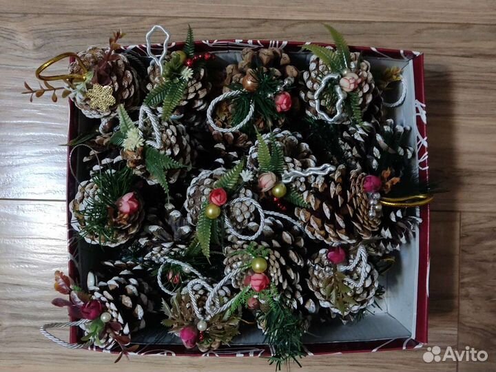 Корзинка с шишками+новогодние шишки