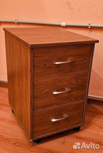 Тумба офисная выкатная с замком