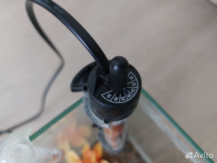 Аквариум с декором, нагревателем и градусником