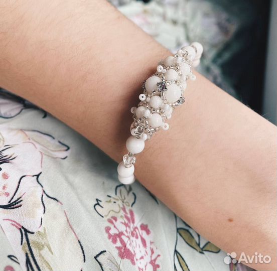 Комплект украшений из бусин белого агата