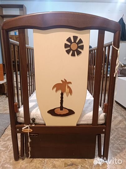 Детская кроватка с маятником