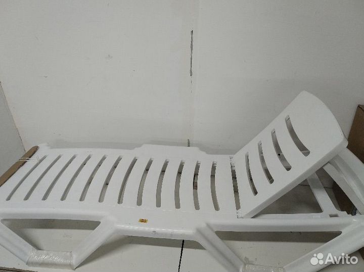 Шезлонг лежак пластиковый