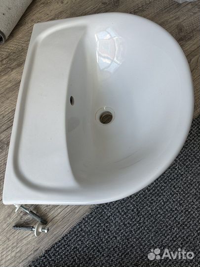 Раковина в ванную со смесителем