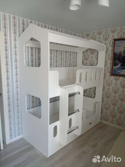 Детская двухъярусная кровать