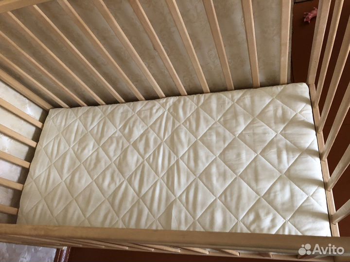 Детская кроватка с маятником