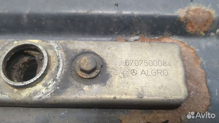 Рамка капота Mercedes Sprinter