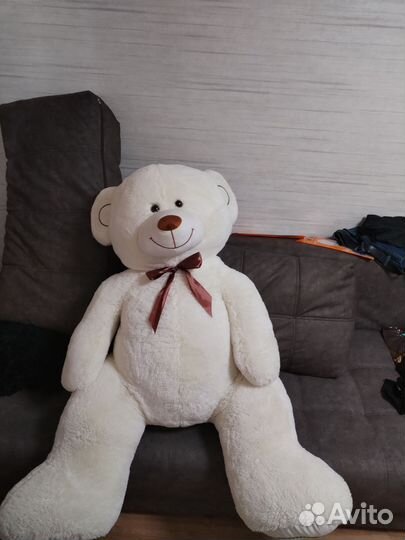 Большой плюшевый медведь