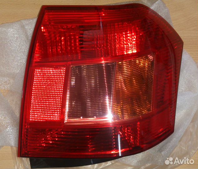 Фонарь задний левый toyota corolla HB 8156102150