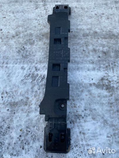 Усилитель бампера Toyota camry