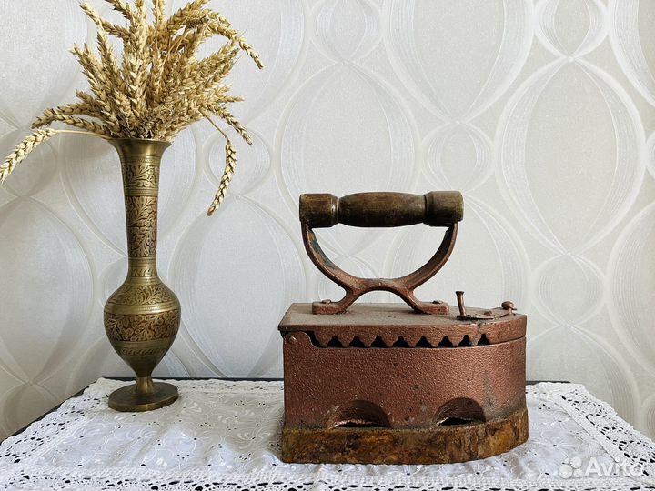 Старинный угольный утюг
