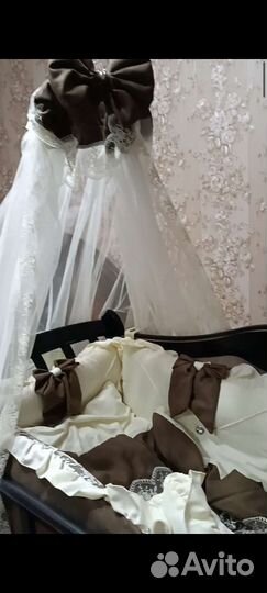 Детская кроватка с маятником и ящиком