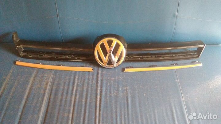 Volkswagen Golf Молдинг решетки радиатора правый