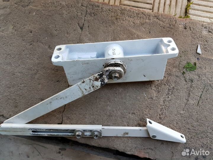 Доводчик для двери