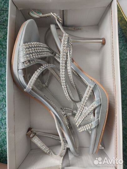 Босоножки со стразами