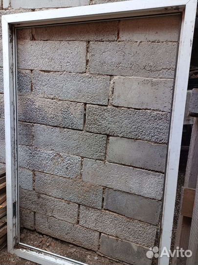 Оконная рама пластиковая, трубы