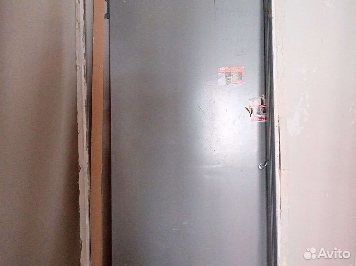 Дверь деревянная, с замком. Входная