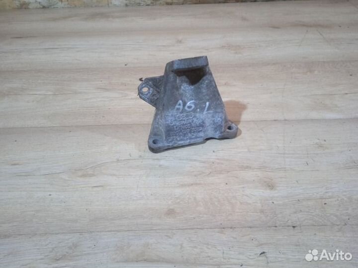 Кронштейн двигателя правый Audi A6 C5 3.0