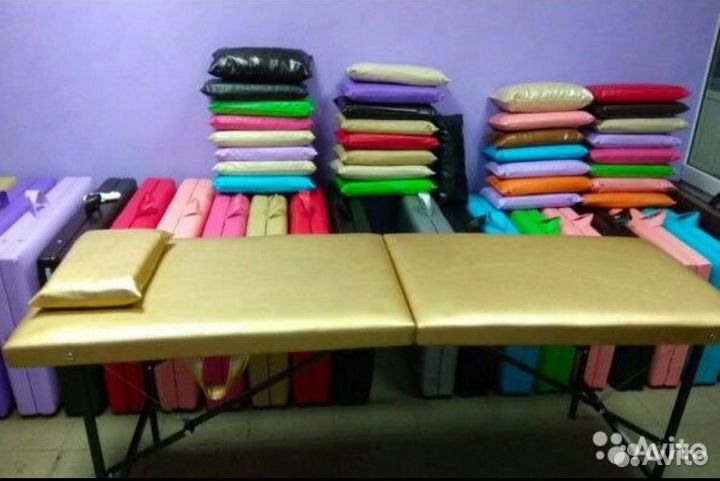 Кушетка на устойчивых стальных ножках