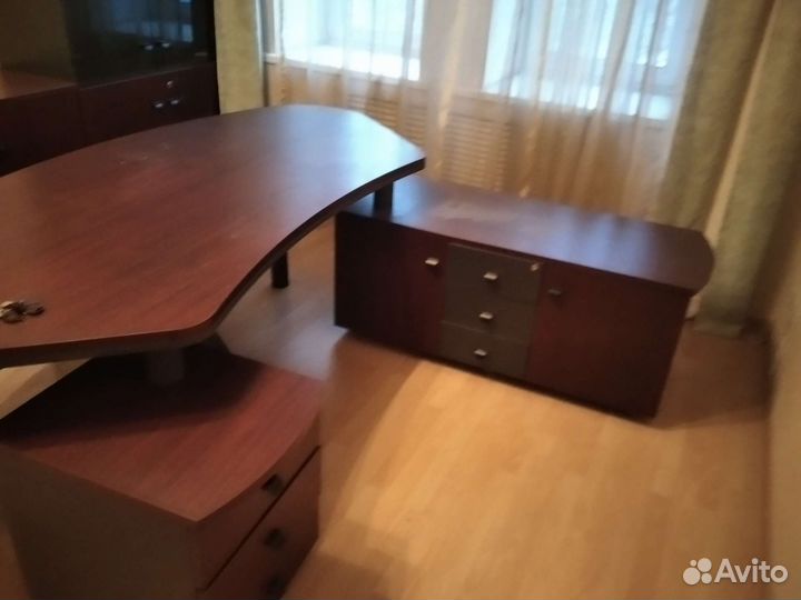 Рабочий стол,шкафы