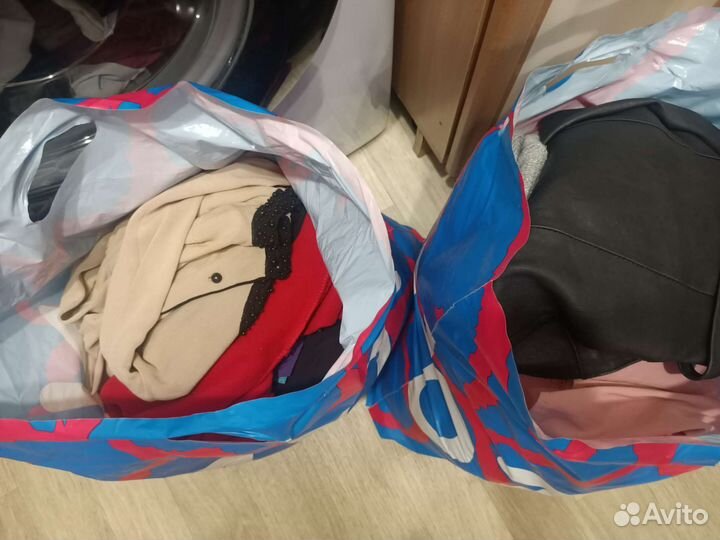 Пакет с вещами на девушку