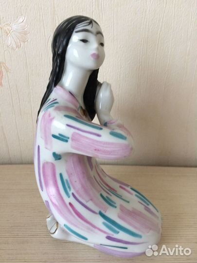 Статуэтка фарфоровая 