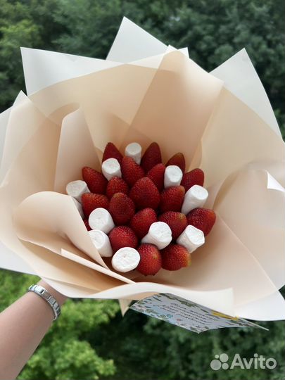 Букет из клубники и маршмеллоу без шоколада