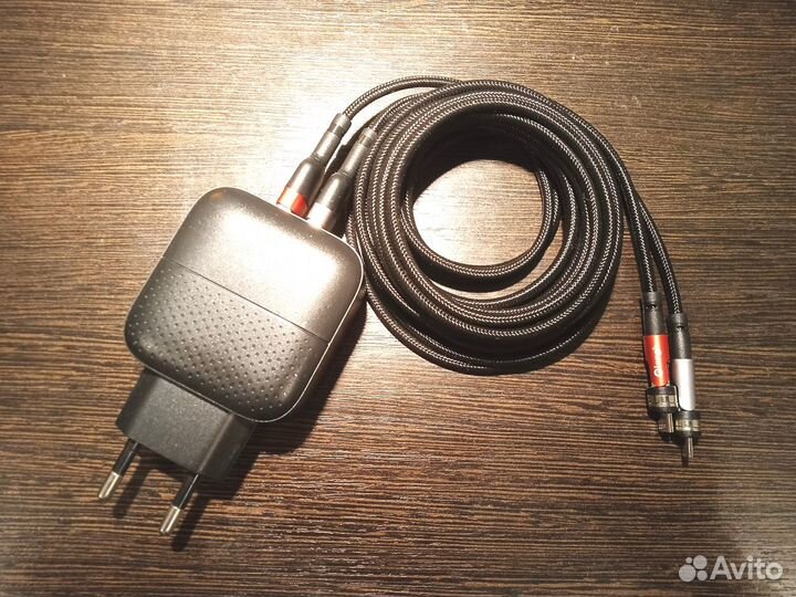 Зарядное устройство с магнитным соединителем