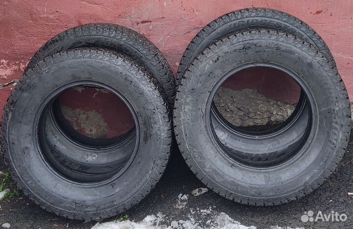 Bridgestone Blizzak Spike-02 205/70 R15