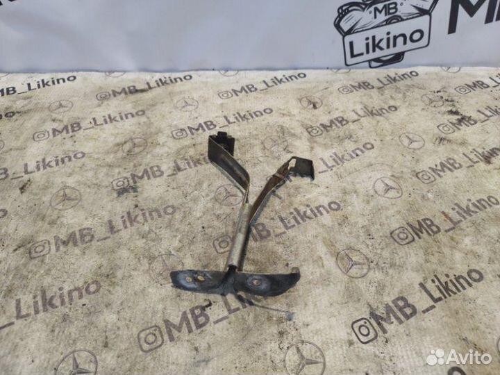 Кронштейн усилителя бампера передний правый