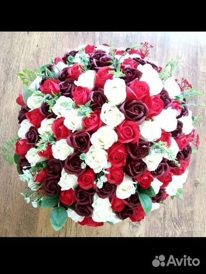 Розы в вазе