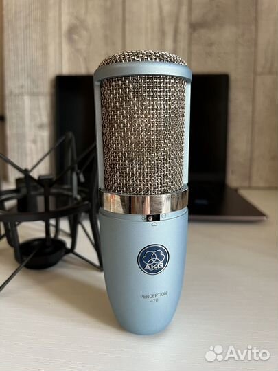 Студийный микрофон akg p420 голубой