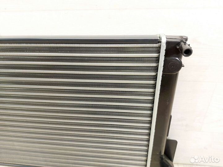 Радиатор охлаждения Toyota Auris/Corolla/Avensis