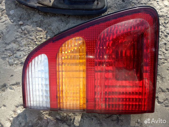 Продаю задние правые фонари б\у оригинал на Toyota