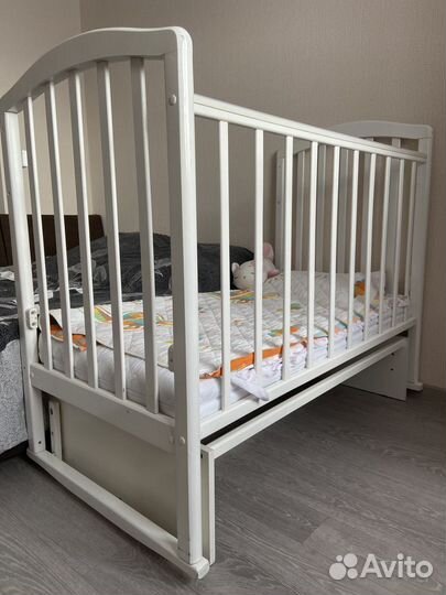 Детская кроватка с маятником белая+ матрац