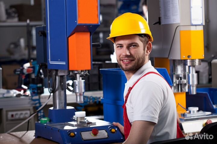 Рабочий на конвейер