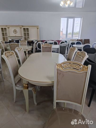 Стол и стулья