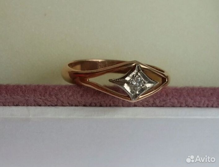 Кольцо с бриллиантовое новое