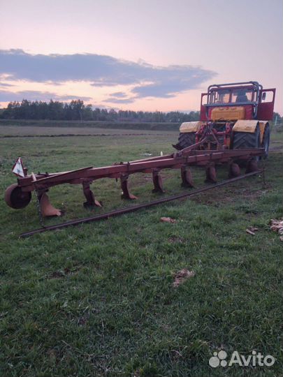 Пахота земли трактором К 701 с навесные плугом