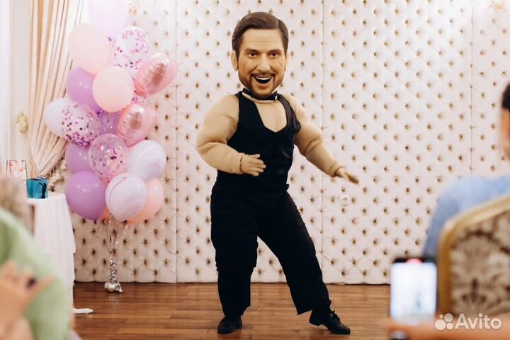 Ростовая кукла Пирожков и женщина негритянка