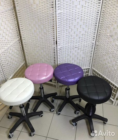 Стул для мастера педикюра