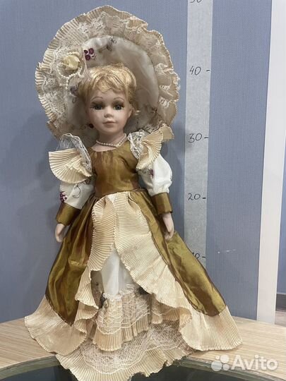 Кукла фарфоровая