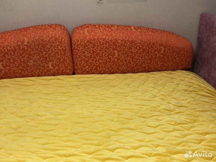 Пуфики на кровать