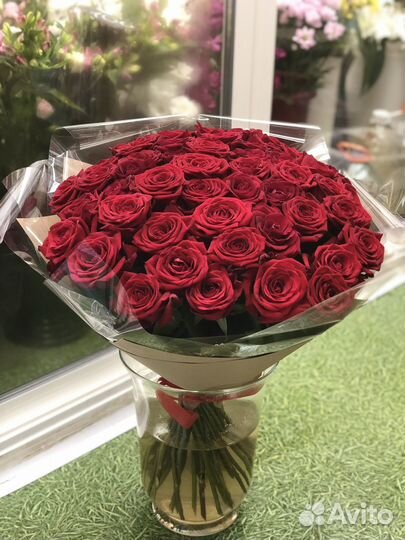 Цветы букеты 101 роза с подарком