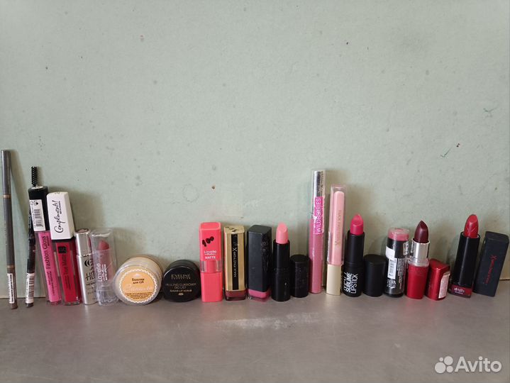 Тональный крем палитра теней,помада, тушь