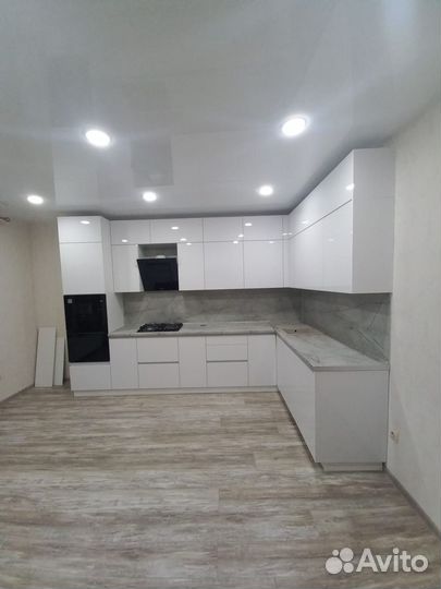 Кухня белая глянцевая с ручками Golla