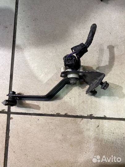 Датчик высоты дорожного просвета Toyota Camry