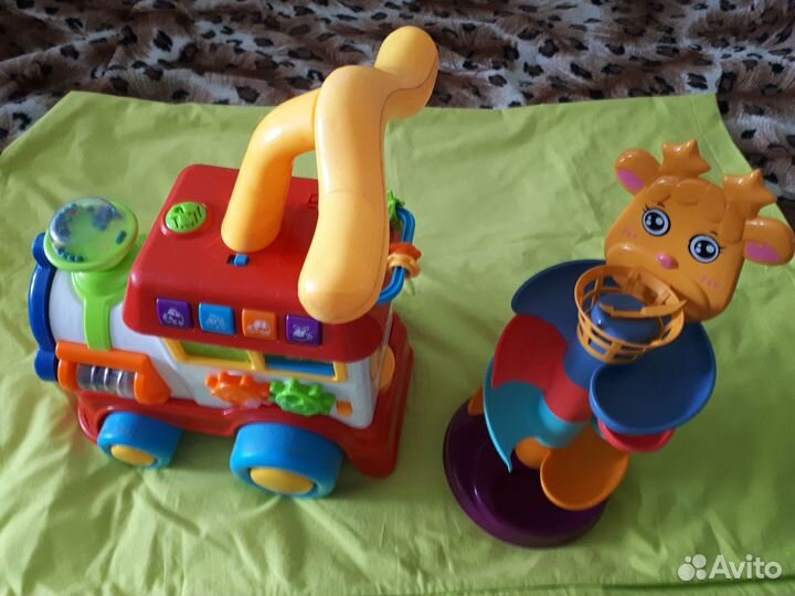 Большой музыквльный паровоз каталка