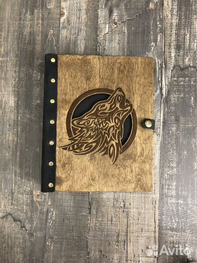 Едедневник блокнот из дерева и кожи с гравировкой