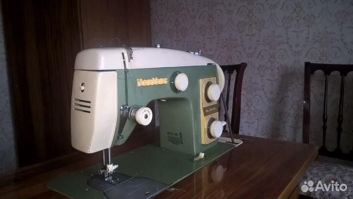 Электрическая швейная машинка Veritas со столом