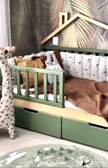 Кровать с элементом крыши домика